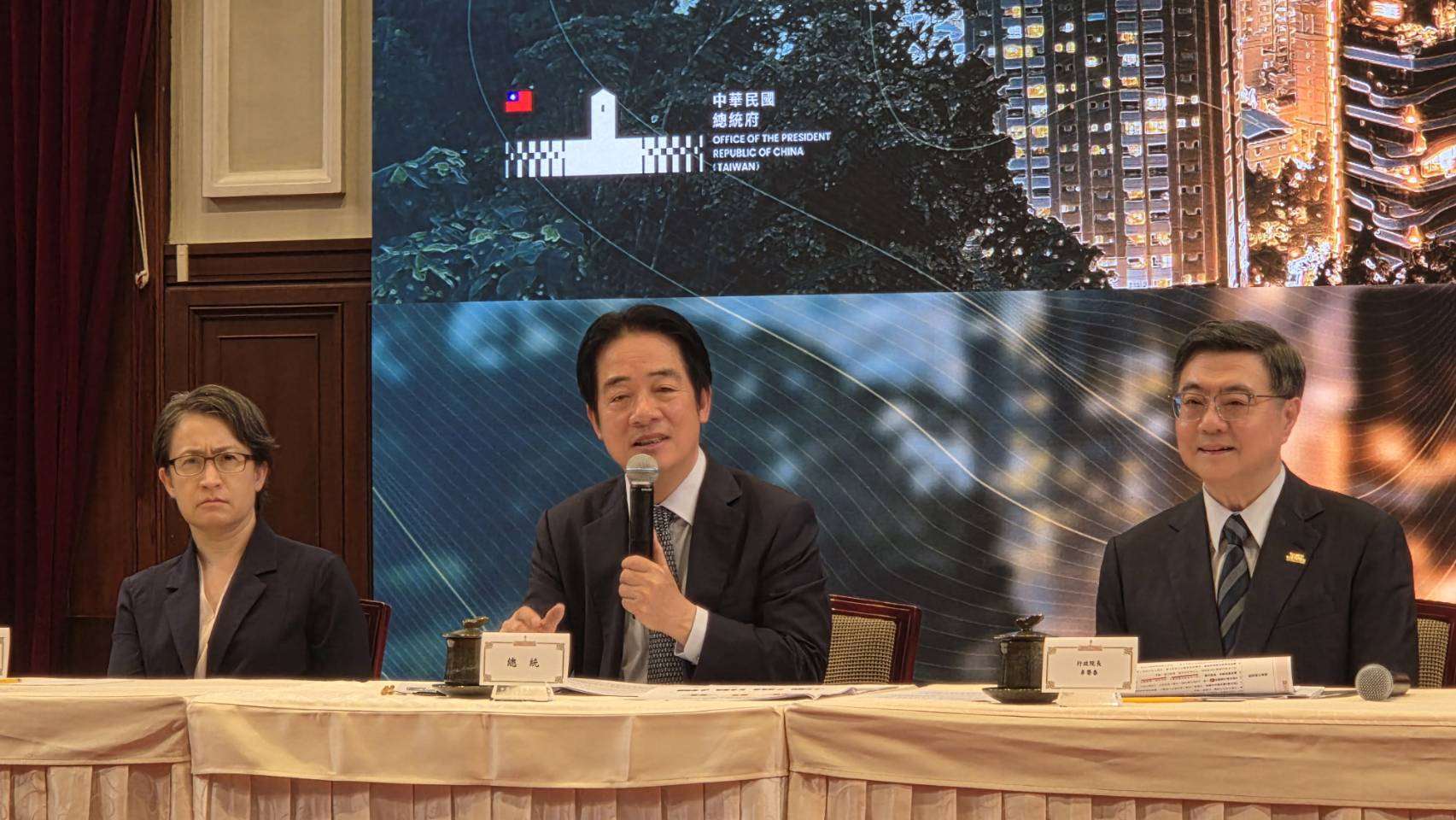 賴清德總統今天(27日)率府院團隊召開國安會議會後記者會，宣布將推動「台灣人口對策新戰略—家庭支持篇」、共18項完整措施 （劉玉秋攝）