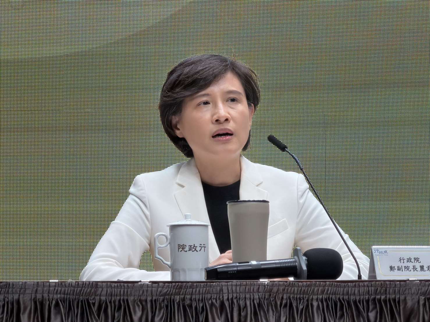 行政院副院長鄭麗君28日召開記者會說明台美關稅進度。(鄭佑漢 攝)