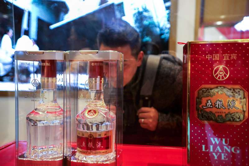 中國白酒國企五糧液大幅下修2025年營收與獲利，從而大舉美化2026年第1季業績，引發股民痛批「無法無天」。