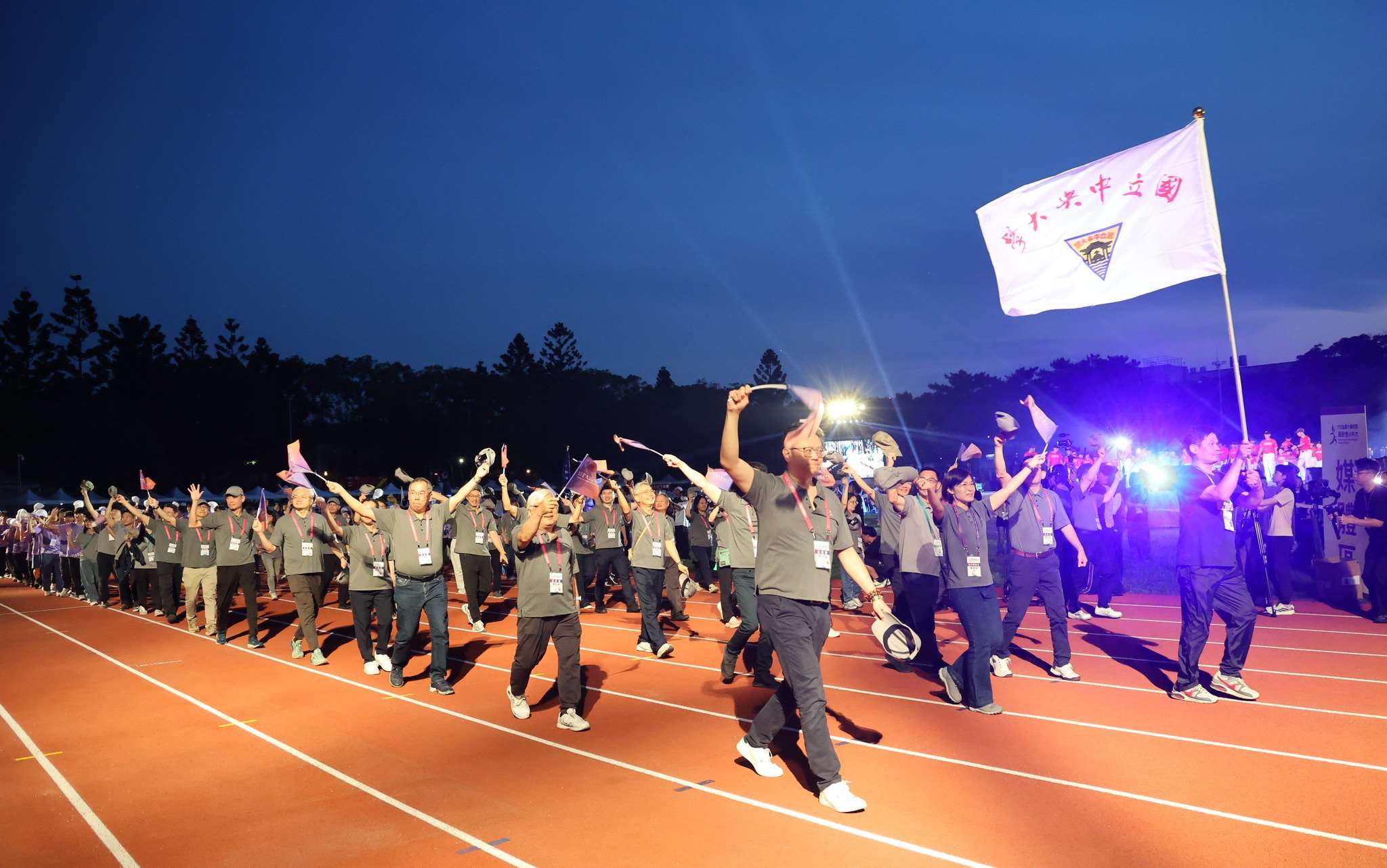 115年全大運由中央大學承辦，不過中大學生會和台學聯今天(5日)出面抗議校方將畢業門檻「服務學習」綁定必須參與全大運志工服務。圖為全大運開幕式上，中央大學進場。(圖取自全大運粉專)