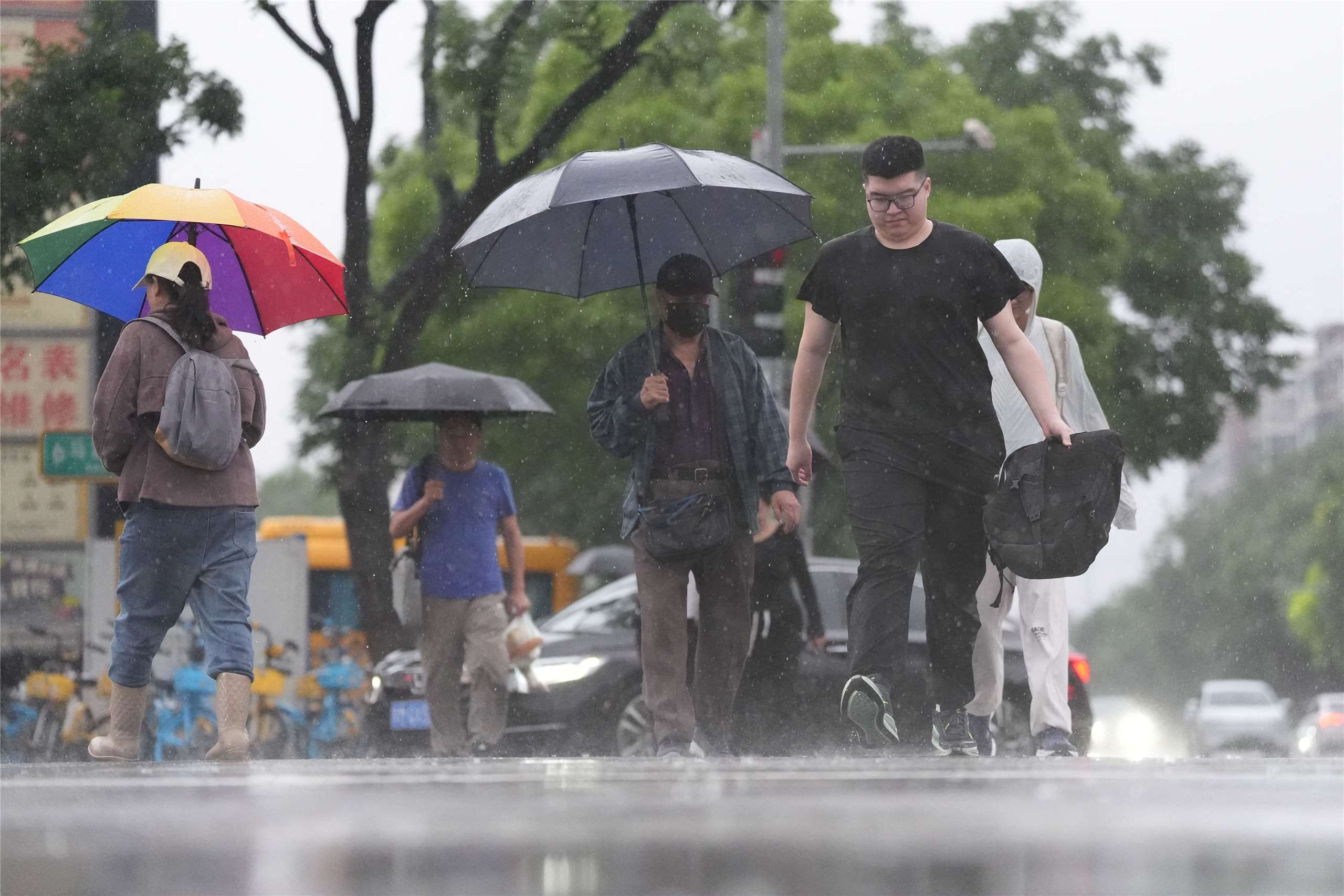 圖為2026年5月17日，下雨的北京。(新華社∕AFP)