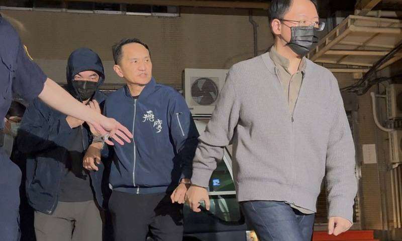 愛爾麗診所疑藏針孔攝影機，愛爾麗集團總裁常如山 （中）、張姓特助（右）及謝姓廠商（左）經檢方複 訊後遭聲押禁見，7日凌晨移送至法院等候開庭。(圖:中央社)