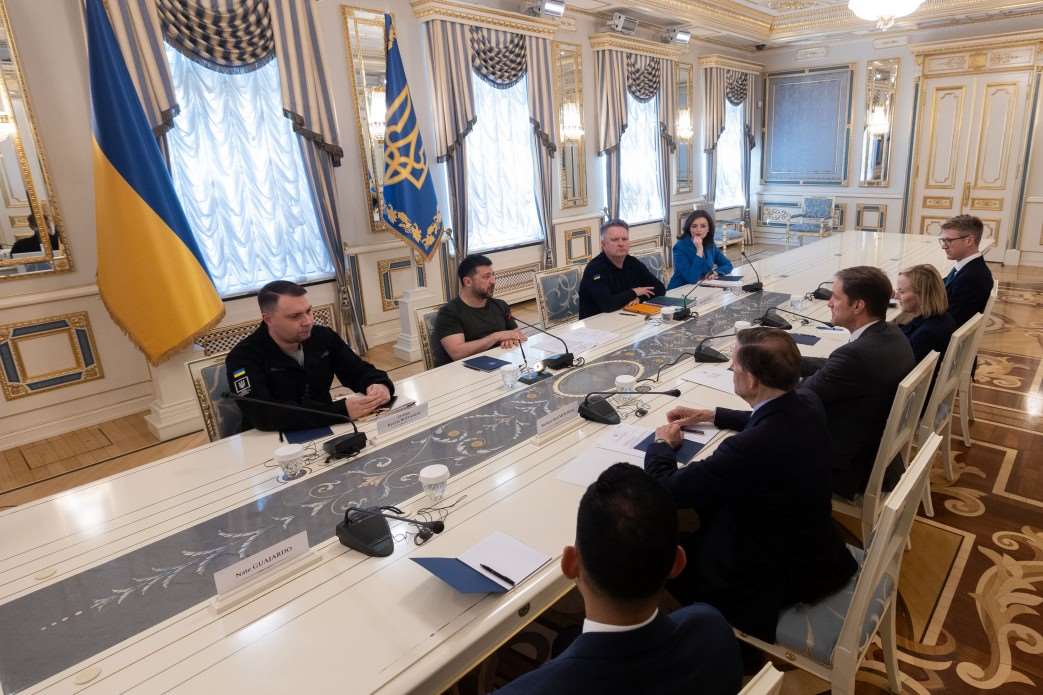 烏克蘭總統澤倫斯基(Volodymyr Zelenskiy)27日在基輔會見到訪的美國聯邦議員。 (圖:烏克蘭總統府)