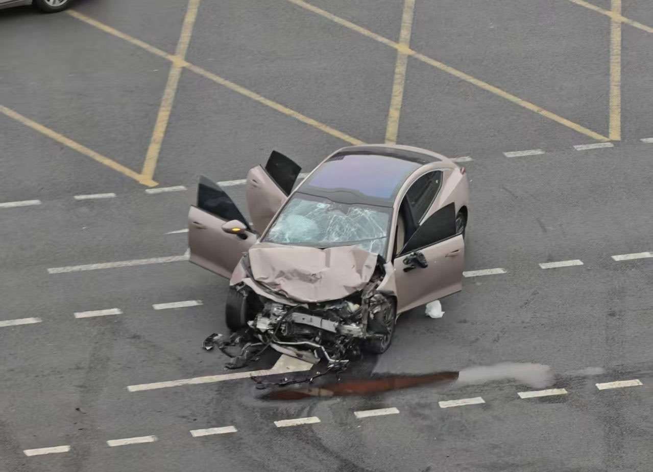 中國四川省成都市1日傍晚驚傳開車蓄意衝撞事件，事件造成1死11傷，31歲肇事李姓男子當場被捕。(圖翻攝X@whyyoutouzhele)
