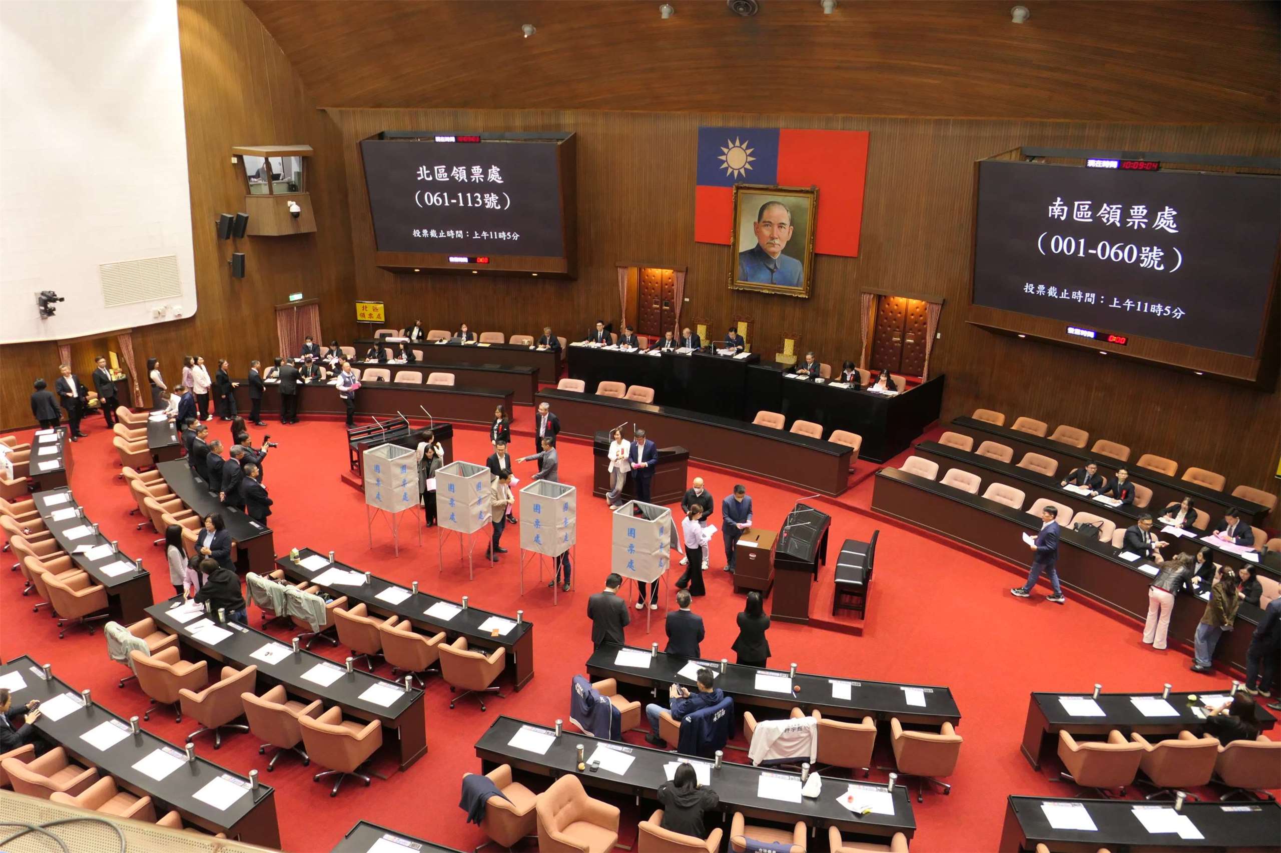 立法院今天(5日)行使檢察總長人事同意權案投票，在藍、白聯手下，被提名人徐錫祥遭到否決。(趙婉淳 攝)
