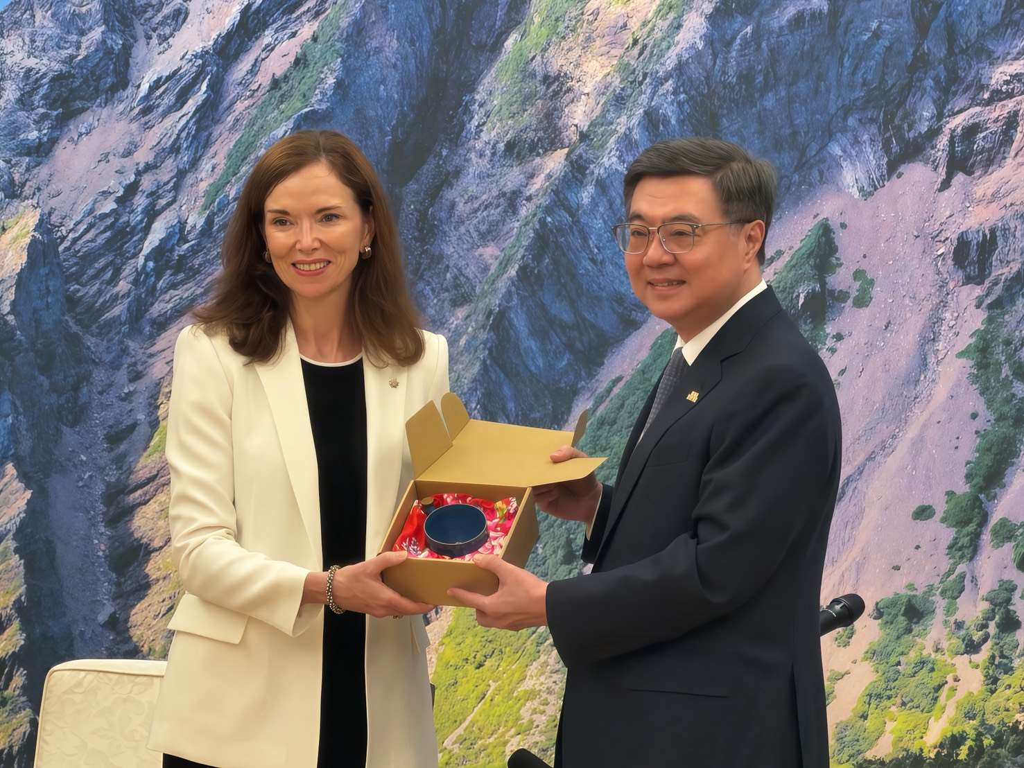 行政院長卓榮泰(右)25日接見拿大駐台北貿易辦事處代表何曼麗（Marie Louise Hannan，左）一行。(鄭佑漢 攝)