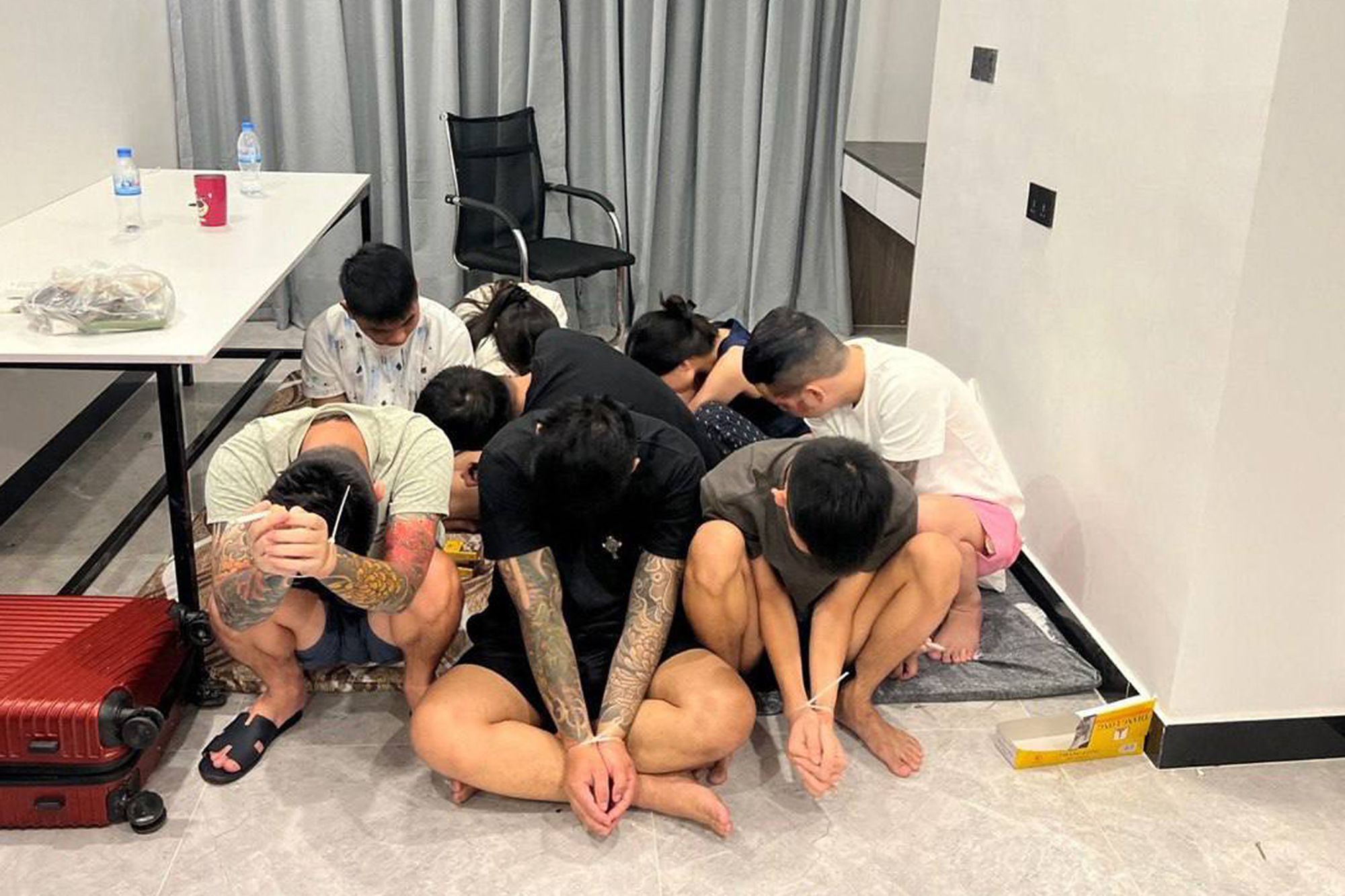 圖為2025年7月，柬埔寨警方突襲網路詐騙園區逮捕上千嫌犯。