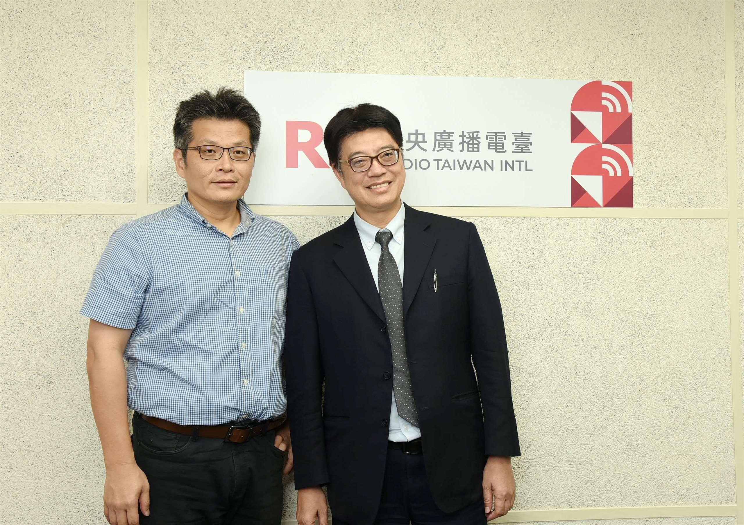「這樣看中國」主持人蔡明芳訪陸委會主委邱垂正(右)