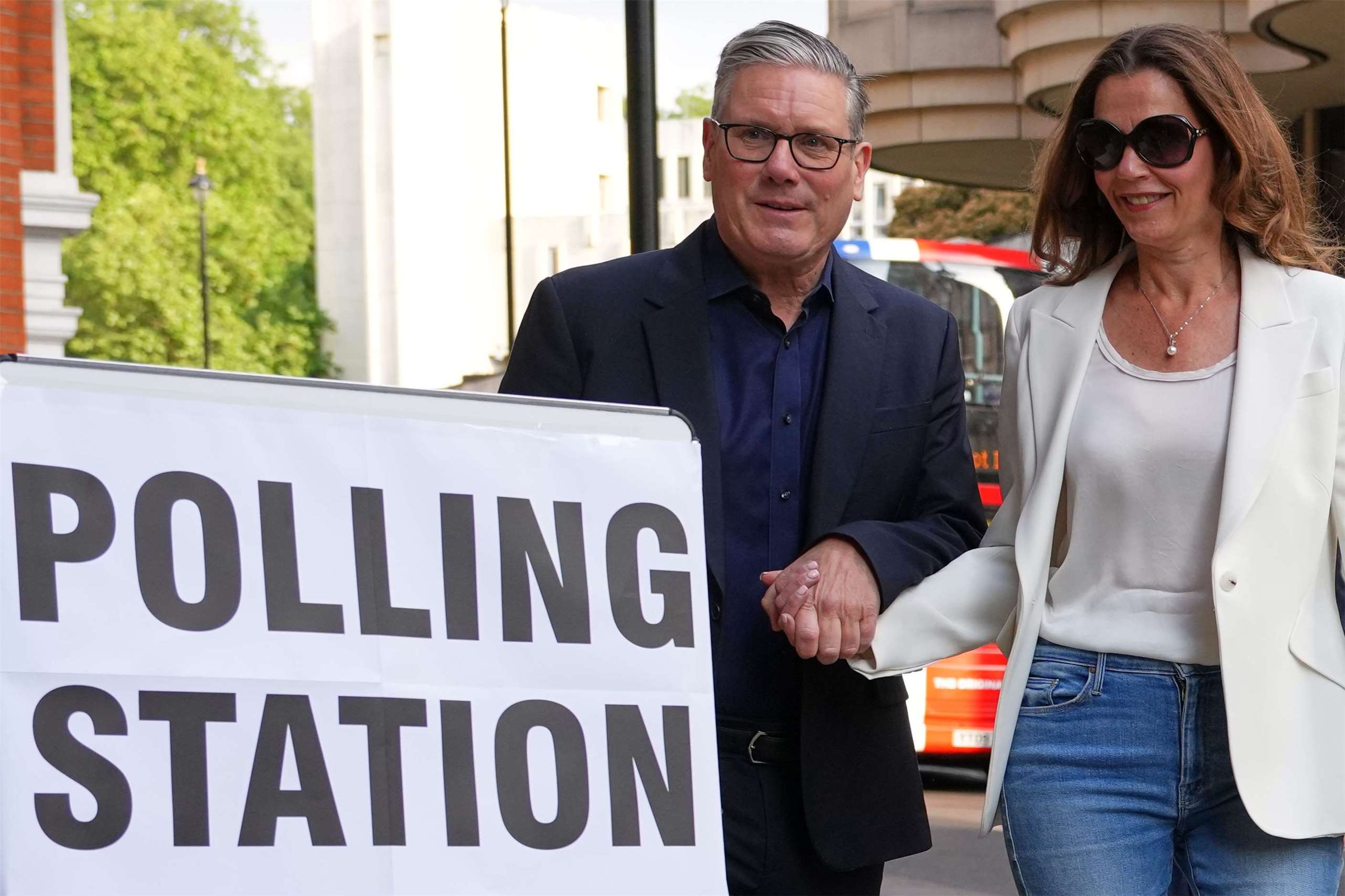英國舉行地方選舉，英國首相施凱爾(Keir Starmer)和夫人7日到投票所投票。 (AP/達志影像)