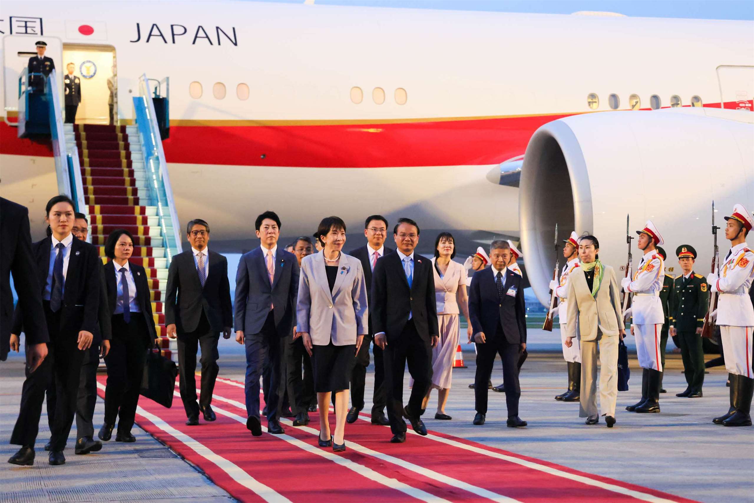 日本首相高市早苗2日訪問越南並發表演說，她宣布將升級「自由開放的印太地區」(FOIP)外交方針，敦促亞洲國家培養「韌性」以及「決定自己未來」的能力。(X@takaichi_sanae)