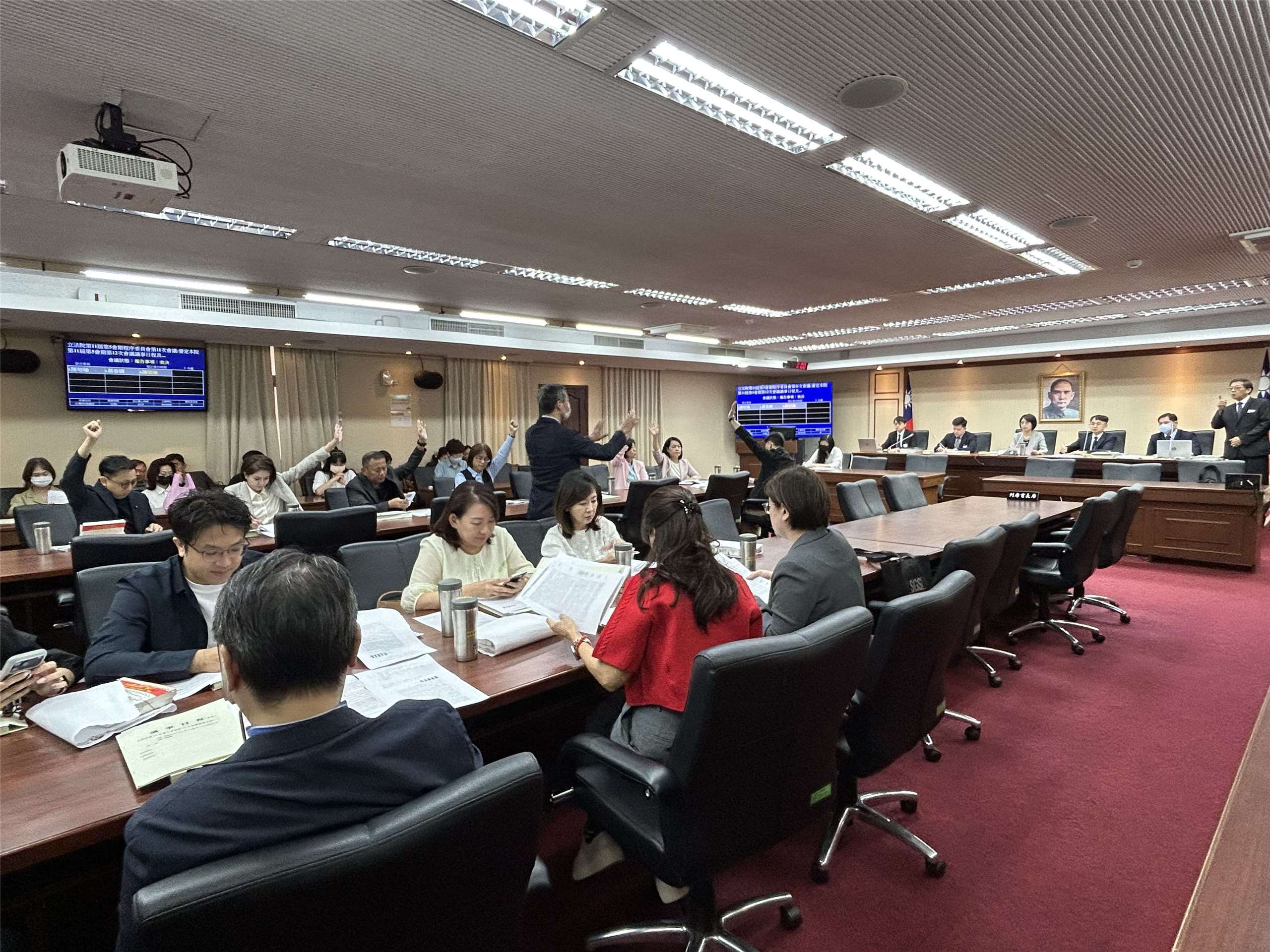 立法院程序委員會今天(26日)開會，其中國民黨立委洪孟楷等人提出的「鞭刑入法公投」增列為討論事項，但經表決，議程留待29日院會處理。(趙婉淳 攝)