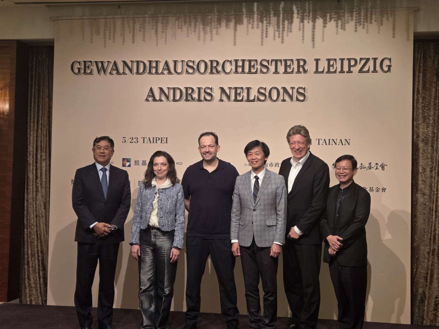萊比錫布商大廈管弦樂團本週末將展開亞洲巡演台灣站演出，由指揮安德里斯．尼爾森斯（Andris Nelsons）(左三)率團演出，左二為台北場鋼琴演出嘉賓尤莉安娜．阿芙蒂耶娃（Yulianna Avdeeva）(左二)。(江昭倫 攝)