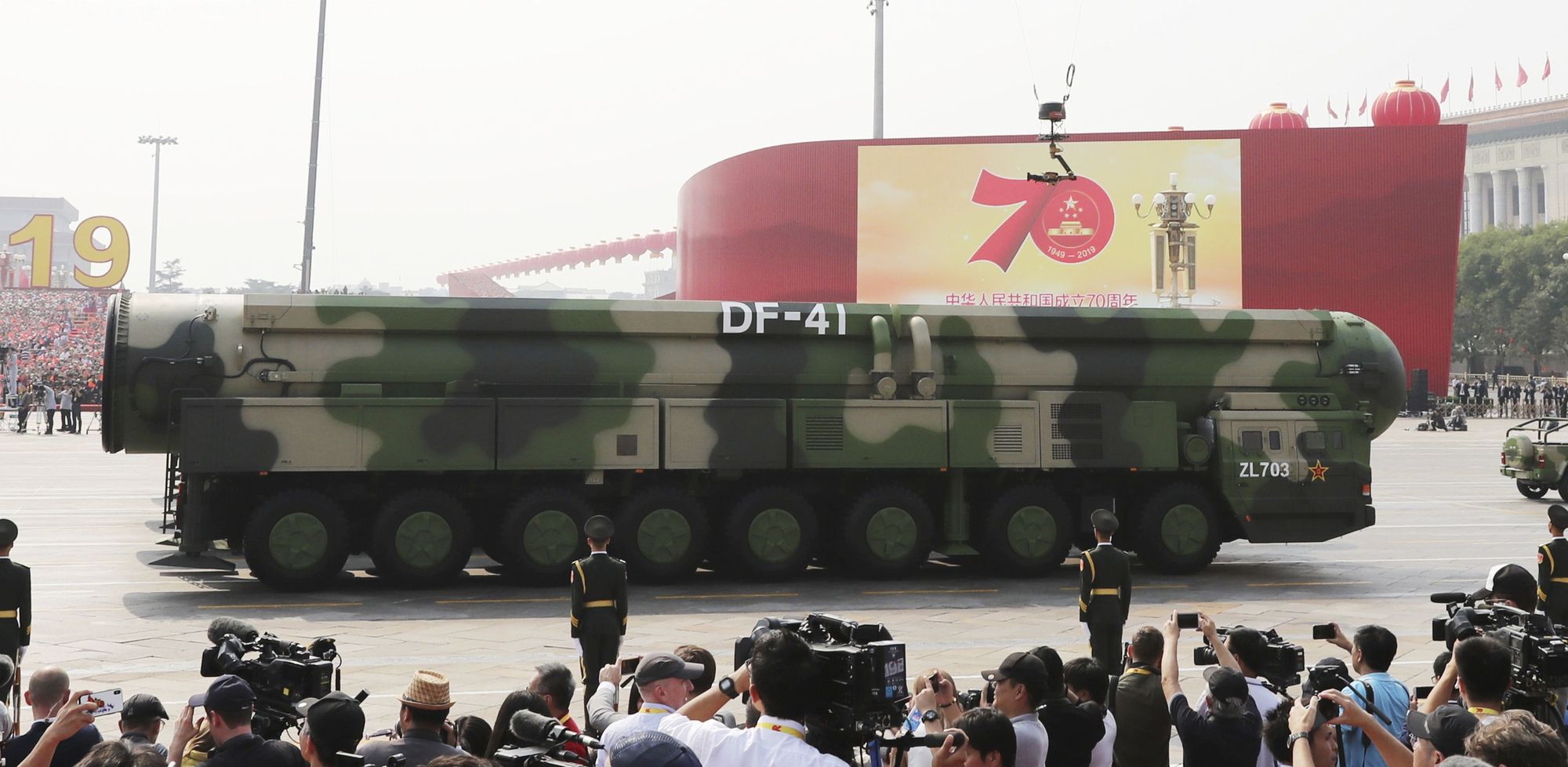 外媒報導，中國正在沙漠地區核彈發射井周圍興建旨在保護陸基核武系統的發射平台等設施網絡，以確保二次打擊能力。圖為2019年中共建政70週年大閱兵， 首度展示東風41洲際飛彈。(美聯社/達志影像)