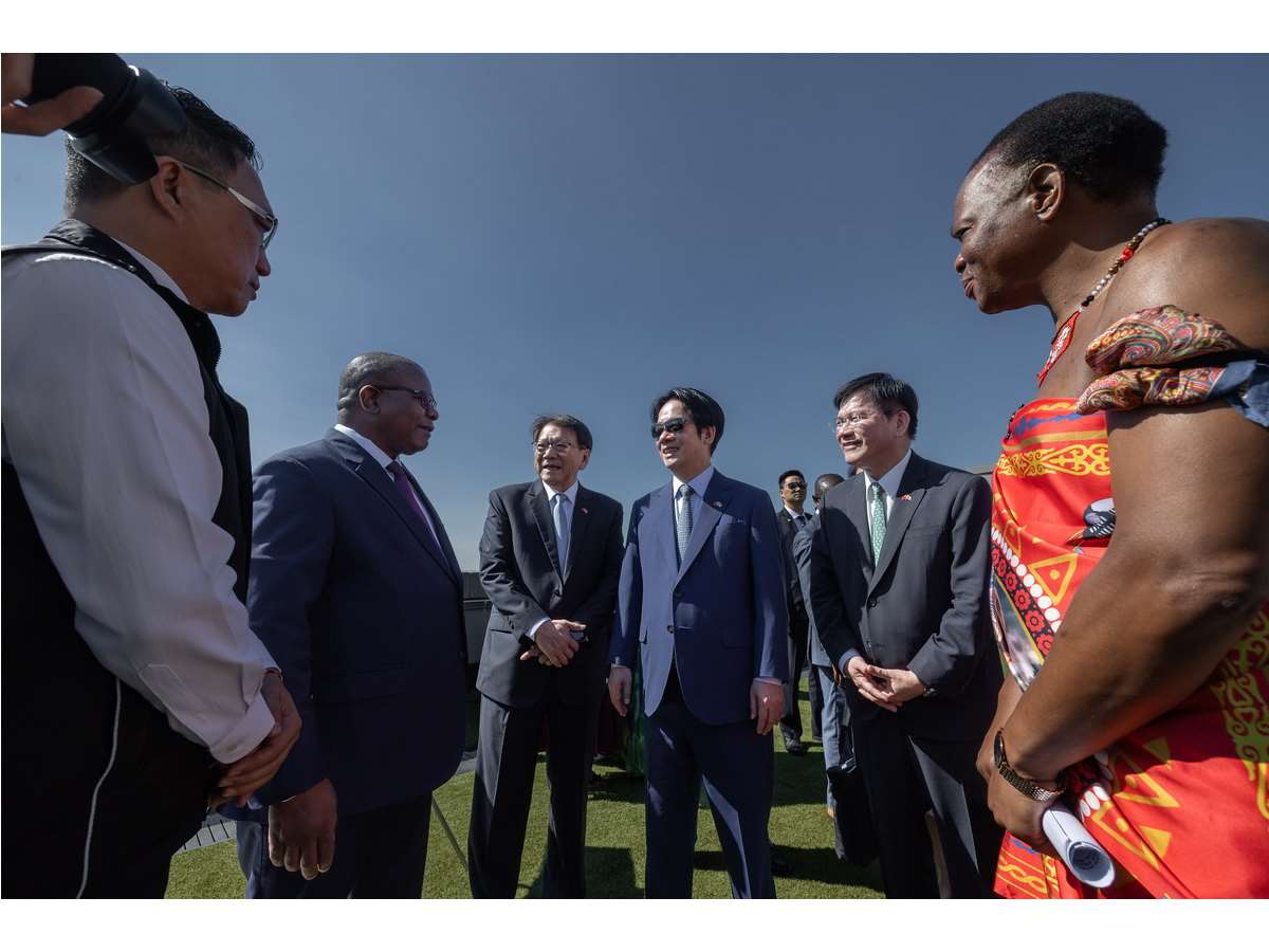 外交部長林佳龍(右二)陪同賴清德總統(右三)在史瓦帝尼聽取海外工程公司與台灣世曦的說明，並俯瞰台灣產業創新園區第一期園區全景 (圖取自林佳龍臉書)