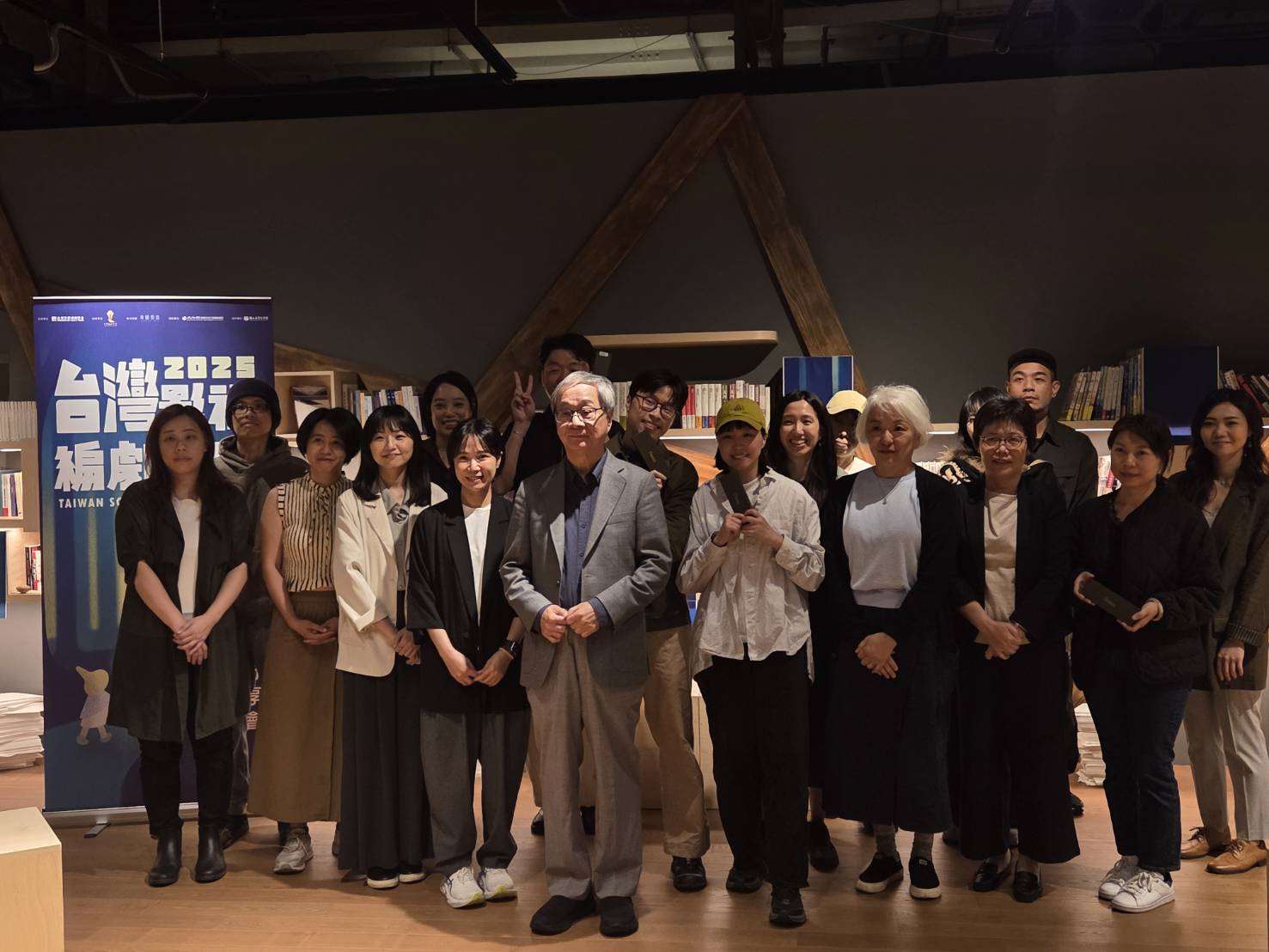 文化部長李遠(中)4日出席「台灣影視編劇學院」4日舉行專案實作結業分享會，以自身編劇背景勉勵學員，即使創作之路充滿不確定與挫折，仍要懂得自得其樂。(江昭倫 攝)