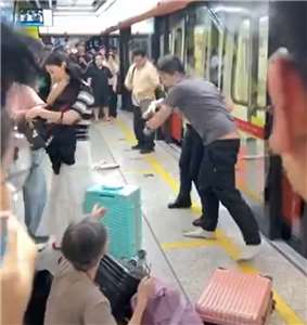 中國廣州地鐵3號線30日晚驚傳無差別襲擊事件，一名男子在擁擠車廂內持辣椒水朝乘客狂噴，造成多人不適。(翻攝X@whyyoutouzhele)