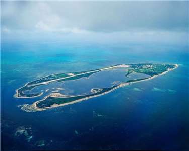立法院內政委員會預計7月9日前往東沙島，考察「海洋委員會業務及海巡署東沙島駐防狀況暨內政部國家公園署東沙島保育經營成果」。圖為空拍東沙島。(水利局提供)