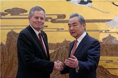 中國外長王毅7日在北京會見川普盟友戴恩斯。