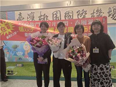 楊双子(左二)摘國際布克獎光榮返台。左二為老婆賴庭荷、右一文化部次長李靜慧、右二為春山出版總編輯莊瑞琳。(江昭倫 攝)