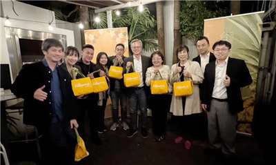 紐西蘭台僑20日於奧克蘭舉辦推廣台灣「芒果鳳梨」（台農23號）晚宴；駐奧克蘭辦事處長陳詠韶（右4）表示，台灣素有「水果王國」美譽，除了天然氣候條件，更仰賴極高農業科技與品種研發能力。（駐奧克蘭辦事處提供）