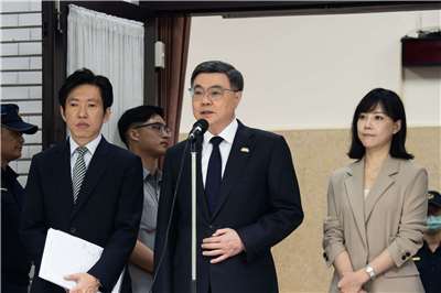 「國防特別條例」表決在即，行政院長卓榮泰(圖中)8日在立法院呼籲在野黨勿走回「以黨領政」的危險老路。(楊仁翔 攝)