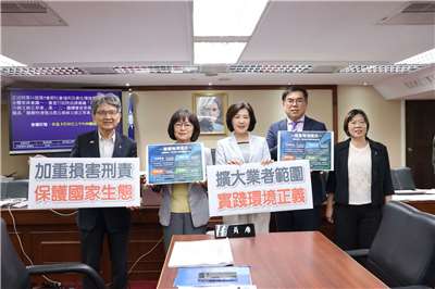 立法院衛環委員會18日初審通過「廢棄物清理法」修正。(取自彭啓明臉書)