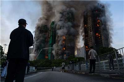 香港新界大埔宏福苑社區去年11月發生嚴重大火，波及七棟住宅大樓，導致168人死亡。(美聯社/達志影像)