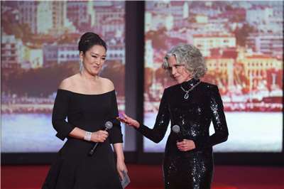 在法國蔚藍海岸舉行的坎城影展，由珍芳達(Jane Fonda)(右)與鞏俐(左)共同宣布開幕。