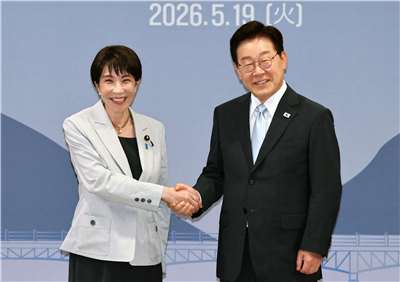 日本首相高市早苗(左)19日訪韓。韓國總統李在明(右)強調韓美日、韓中日合作對區域和平的重要性。(AFP)