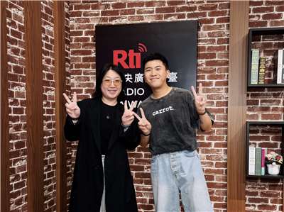 Two Two（右）與主持人內克（左）合照。