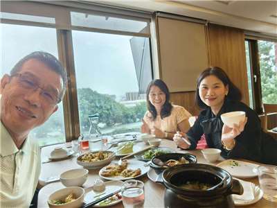 邀請李榮德大哥和粵語主持人劉瑩一起用餐，粵客一家親
