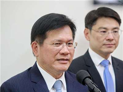 國民黨黨主席鄭麗文預定6月訪美，外交部長林佳龍(左)25日在立法院受訪時希望大家對外能團結，不要陷入中共對台統戰陷阱 (央廣記者王照坤 攝)