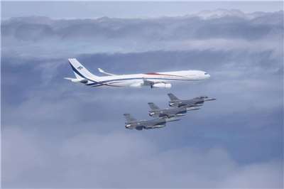 賴清德總統此行搭乘史瓦帝尼國王專機往返，返抵國門前，空軍出動4架F-16戰機伴飛。圖為F-16伴飛 。(軍聞社提供)