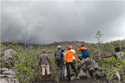 印尼哈馬赫拉島的杜科諾火山8日爆發，兩名新加坡籍登山客已證實罹難。圖為杜科諾火山爆發後，待命的救援人員。資料照。(Indonesia's National Search and Rescue Agency (BASARNAS))