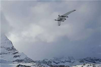 圖為荷蘭公司DeltaQuad產的固定翼電動垂直起降無人機飛經阿爾卑斯山脈。（拉斯穆森全球顧問公司提供）