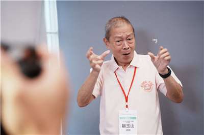 文化部首屆「台灣手語貢獻獎」得主，由長期投入建構台灣手語主體文化的先驅顧玉山獲得。(文化部提供)