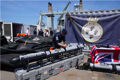 英國皇家海軍人員在直布羅陀境內的「萊姆灣號」( RFA Lyme Bay)後勤支援艦上，檢查配備聲納感測器的自主航行載具，該感測器具備探測及辨識水雷的能力。