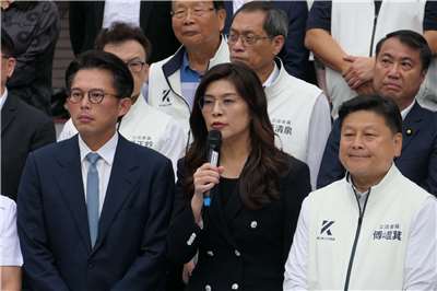 立法院今天(8日)三讀通過藍、白共提的國防特別條例後，國民黨主席鄭麗文、民眾黨主席黃國昌率藍、白立委在議場前召開記者會。(趙婉淳 攝)