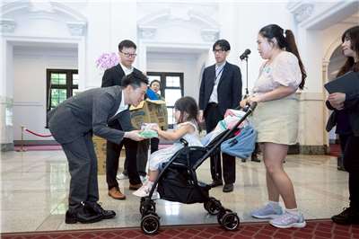 總統府為台灣總統直選30週年舉辦系列活動，於9日的假日開放參觀日揭開序曲，總統府副秘書長何志偉及鄭俊昇到場發送直選30周年紀念版乖乖給參觀民眾。(圖：總統府)