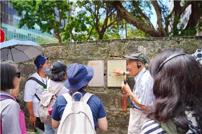 國家人權博物館23日舉辦「鐵窗裡的微光──梁令惠日記走讀」活動，由98歲政治受難者張則周親自導覽，帶領民眾重返昔日監禁與審訊現場，還原威權時代的人權傷痕。(國家人權博物館提供)