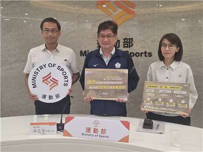 運動部7日舉行例行記者會，說明「特定體育團體專項委員會組織簡則範本」修正內容。左起競技運動司專委黃一正、常務次長洪志昌、競技運動司科長賴郅如。(江昭倫 攝)