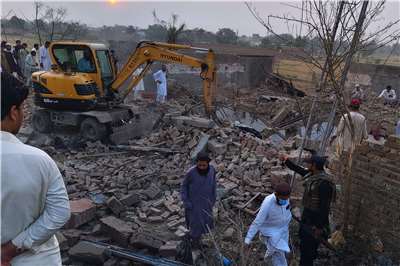 警員與居民聚集在巴基斯坦開柏普赫圖赫瓦省（Khyber Pakhtunkhwa）巴努（Bannu）的一處警哨現場，該地9日晚間發生了一起自殺式炸彈襲擊事件，該省與阿富汗接壤。