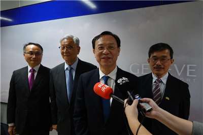衛福部長石崇良（右2）率世衛行動團抵日內瓦於機場受訪 （張雅涵攝）