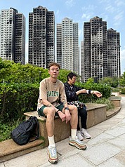 宏福苑居民Dorz在21日早上與祖母返回宏福苑，準備返回住所收拾。Dorz說，他抵達現場時已想哭，「我曾跟自己說要保持鎮定，但原來是沒有用的」。