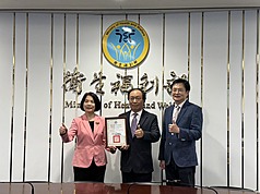 醫師公會全聯會理事長陳相國（右）8日表示，過去因不熟悉法規，不少診所為自保在工作區域設監視器，擬1個月提出統一說帖，提醒醫療院所若錄影須讓患者知情同意。資料照。
