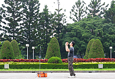 中央氣象署表示，2日至3日白天各地多雲到晴，西半部高溫約攝氏31至33度。圖為民眾造訪中正紀念堂，在園區取景拍照。