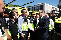 倫敦29日發生兩名猶太男性遭持刀攻擊事件，英國首相施凱爾（右1）30日赴案發社區慰問安全守望和緊急應變志工隊。英國政府30日另將全國恐攻警戒等級調升一級至「嚴峻」。（英國首相府提供）