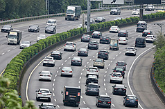 高公局表示，今天(2日)凌晨0至5時交通量約為4.8百萬車公里，目前全國道路況皆大致正常，截至上午7時，交通量為8.6百萬車公里，預估今天交通量為107百萬車公里，為平日年平均的1.2倍。資料照。
