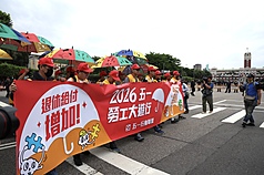 五一勞工大遊行，社工團體高喊「社工不當替罪羊、社工不當背鍋俠、社工安全要保障、基層聲音要聽見」等訴求。
