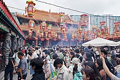 5月1日，大批香客在香港黃大仙祠參觀祈福。據香港入境事務處估算，五一假期間約有98萬陸客訪港。